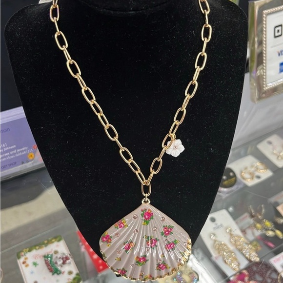 NWT Large, gorgeous shell necklace - Picture 2 of 4